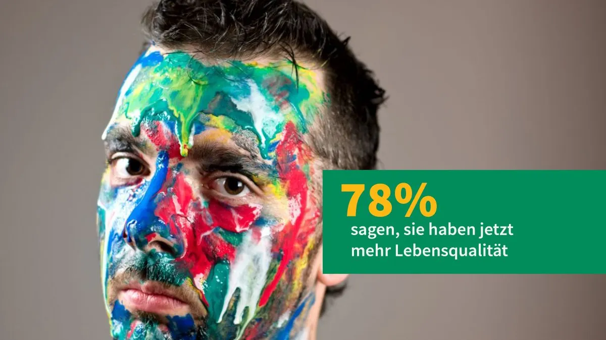 Ein Mann mit ernstem, leicht traurigem Blick schaut direkt in die Kamera. Sein Gesicht ist vollständig mit bunter Farbe bedeckt – ein bildhafter Ausdruck für das Verbergen der eigenen Persönlichkeit hinter gesellschaftlichen Erwartungen, wie es viele Autist*innen erleben. Im Bild steht der Text: „78 % sagen, sie haben jetzt mehr Lebensqualität“