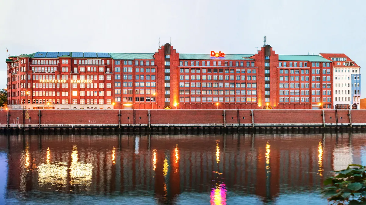 Gebäude der Dole Europe GmbH mit Firmenlogo