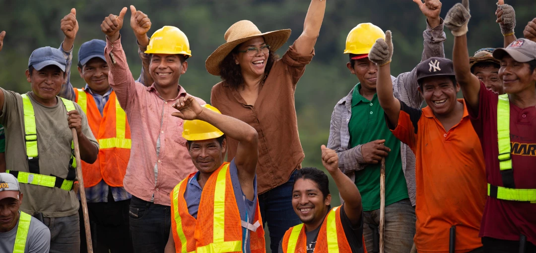 Teamfoto vom Aufforstungsprojekt in Panama, Menschen lachen in die Kamera und zeigen Daumen nach oben 