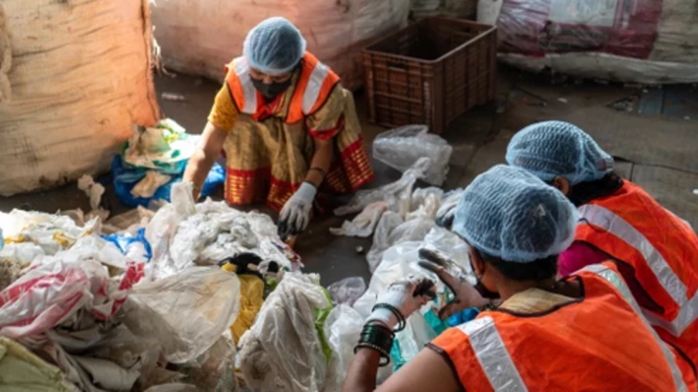 Sortierer*innen in Indien die Plastik nach Art sortieren