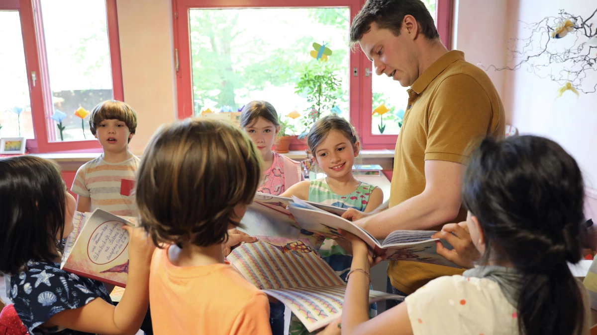 Lehrkraft. umringt von jungen Schüler:innen