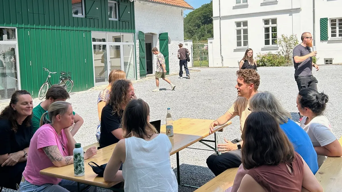 Eine Gruppendiskussion unter freiem Himmel