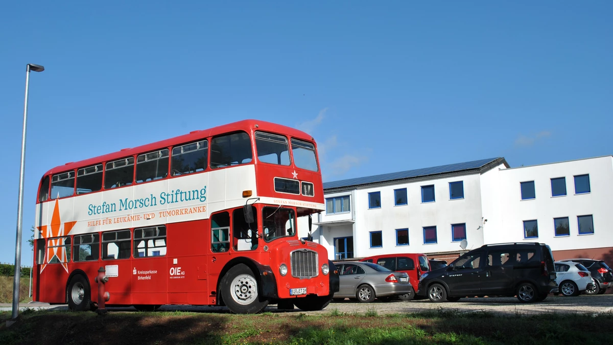 Roter Bristolbus vor dem Gebäude der Stefan Morsch Stiftung