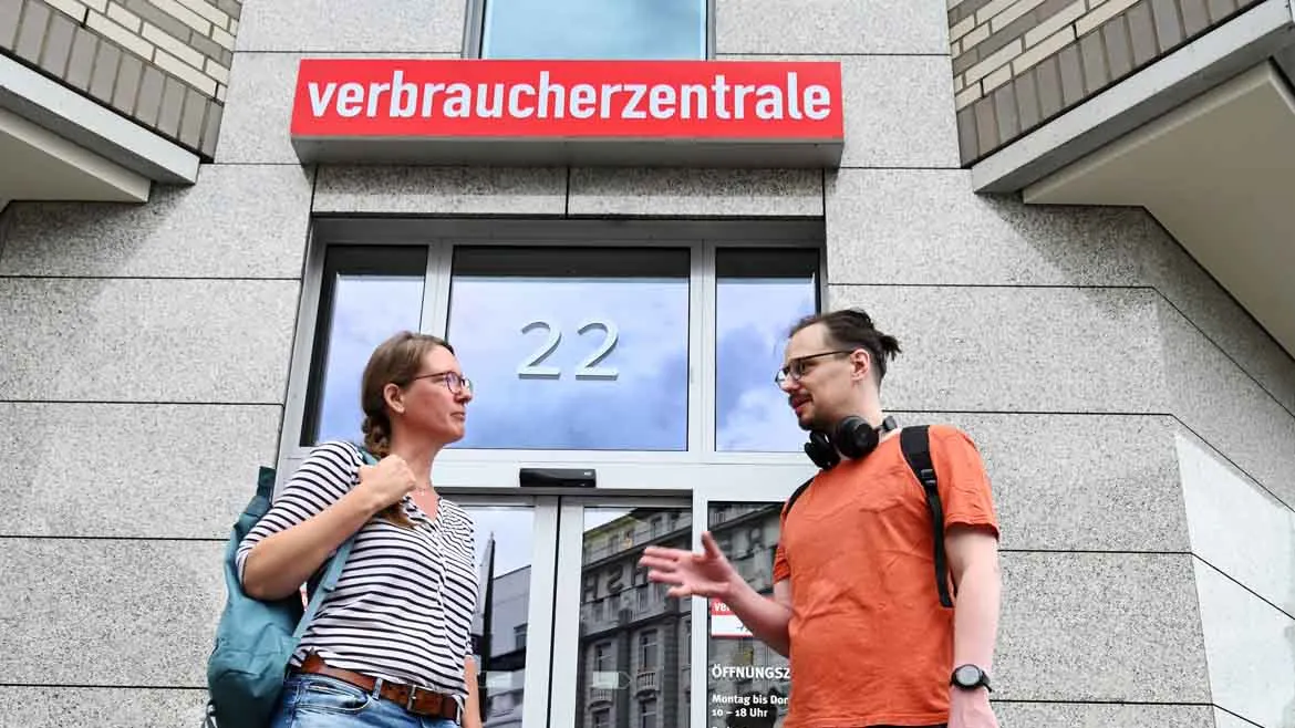 Mitarbeitende der Verbraucherzentrale vor dem Gebäude