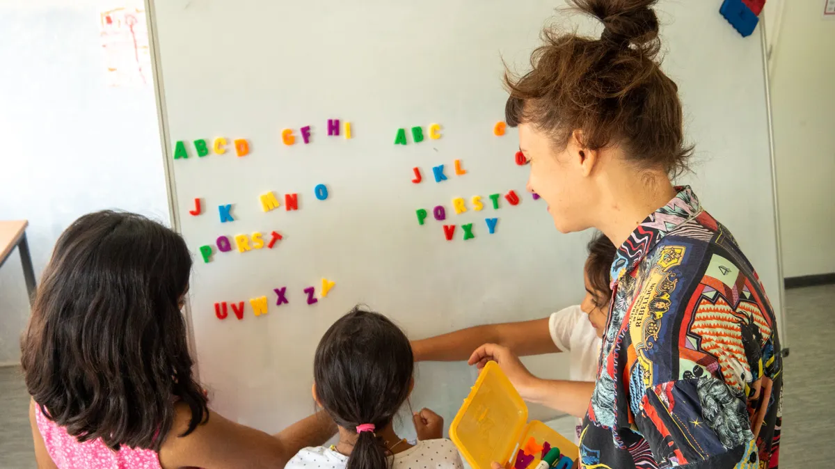 Programm Neugier macht Schule, Lehrkraft mit zwei Kindern