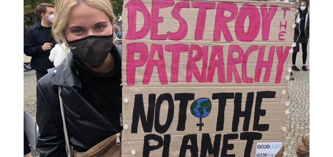 GoodJobberin Anni mit einem Demoplakat "Destroy the patriarchy not the planet" 