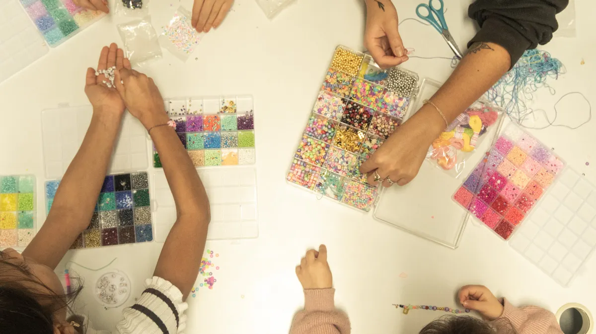Bastelnde Kinder im Programm Sprungbrett