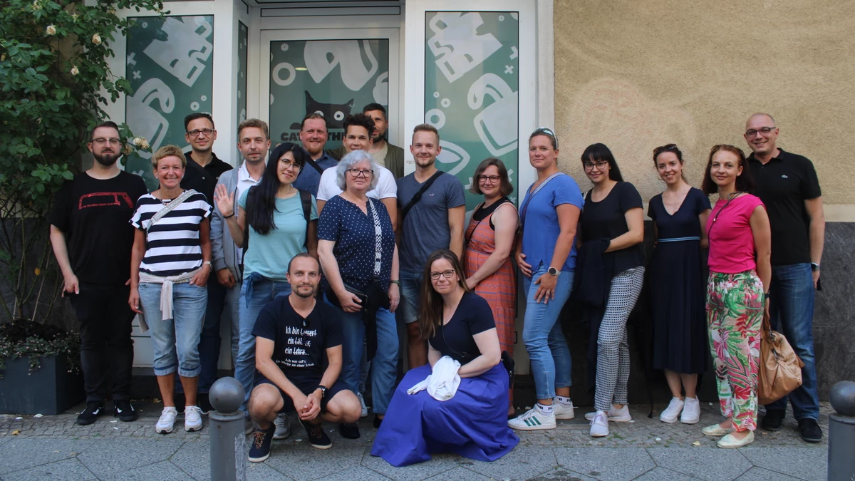 Es ist eine große Gruppe von Menschen zu sehen, die auf den Straßen Berlins nach einer gemeinsamen Aktivität fotografiert wurden.