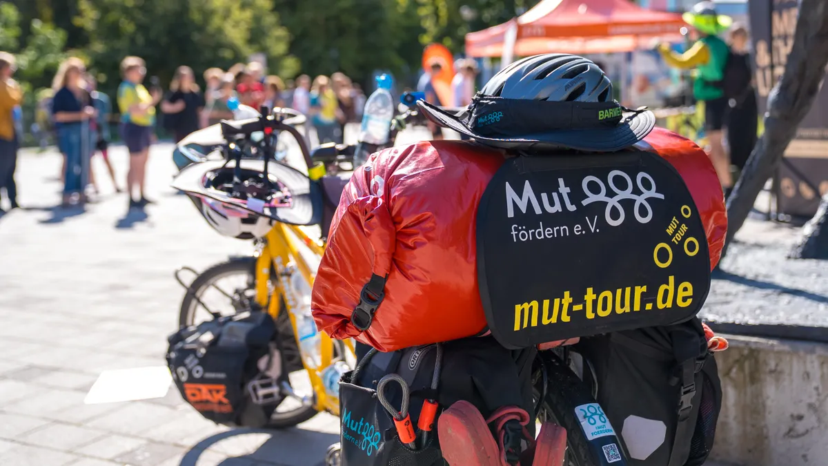 Tandem mit "Woscht" hinnedruff (Zelte, Isomatten, Schlafsäcke pro Tandem)