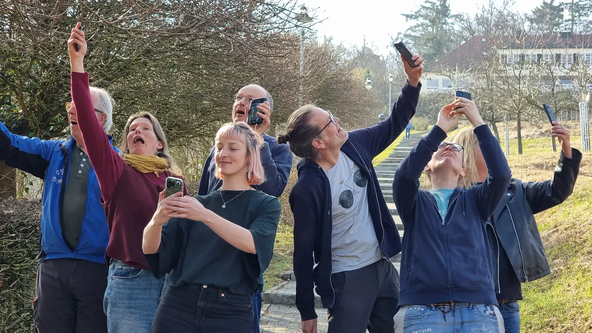 Gruppe macht Quatsch mit ihren Handies in Bad Nauheim am Berg