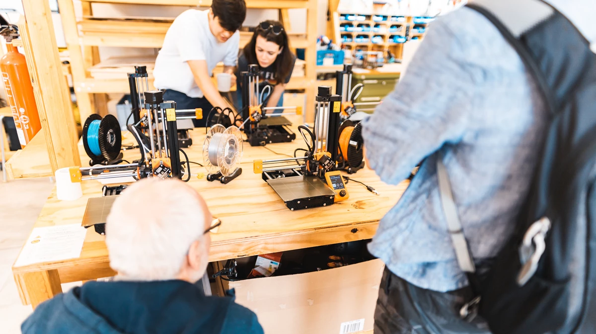 Besucher:innen an unserem Tag der offenen Tür am 3D-Drucker