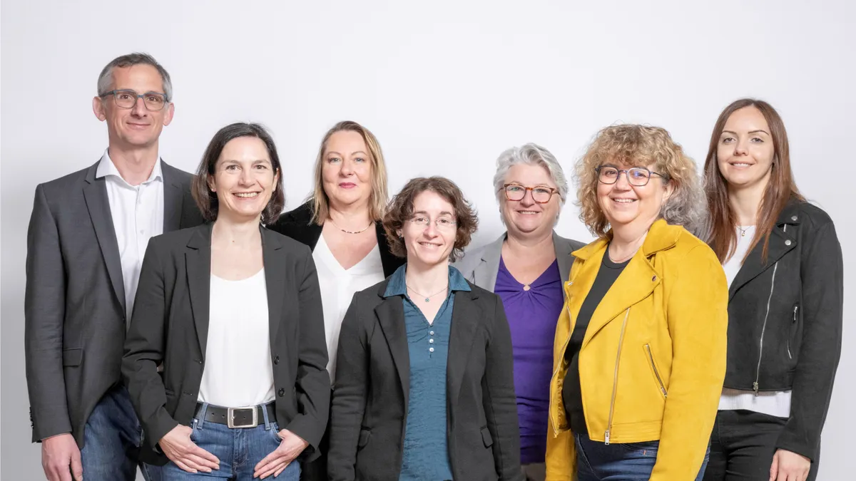 Das Bild zeit ein Team von sieben Personen