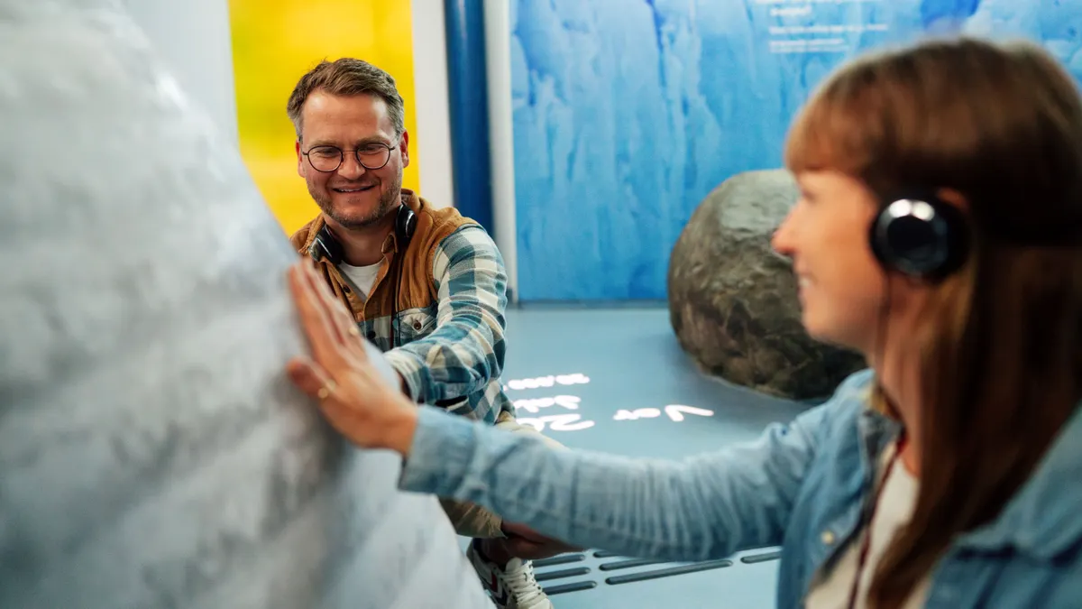 Ein echter Eisberg zum Anfassen ist in der Erlebnisausstellung am Königsstuhl von Gästen zu erleben.