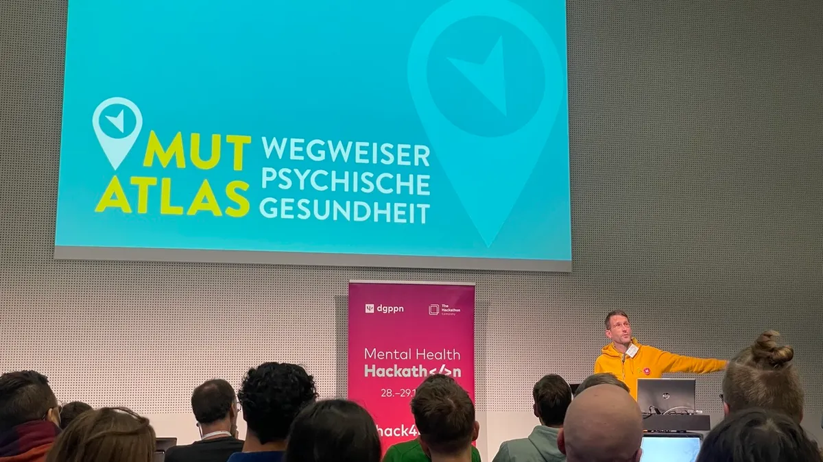 PowerPoint-Präse mit Mann und Publikum
