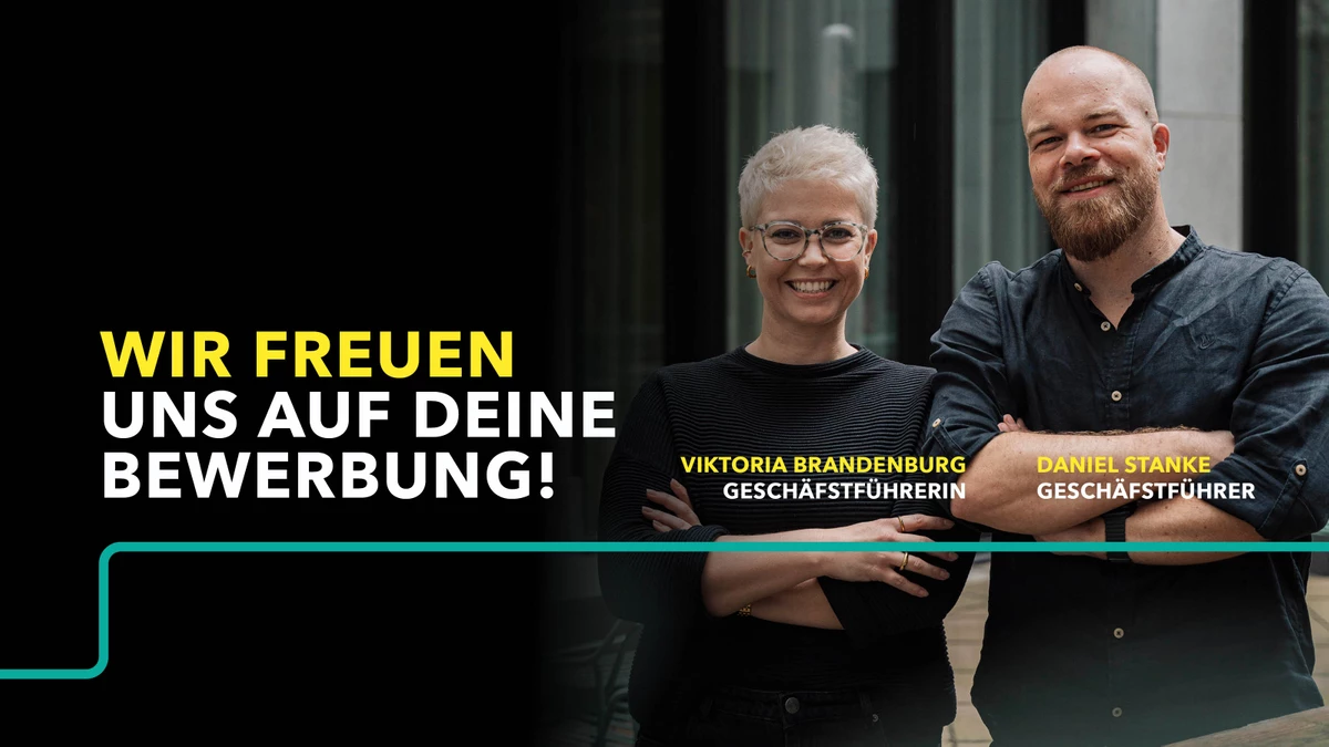 Die beiden Geschäftsführer*innen Viktoria Brandenburg und Daniel Stanke lächeln in die Kamera, daneben steht groß: Wir freuen uns auf deine Bewerbung!