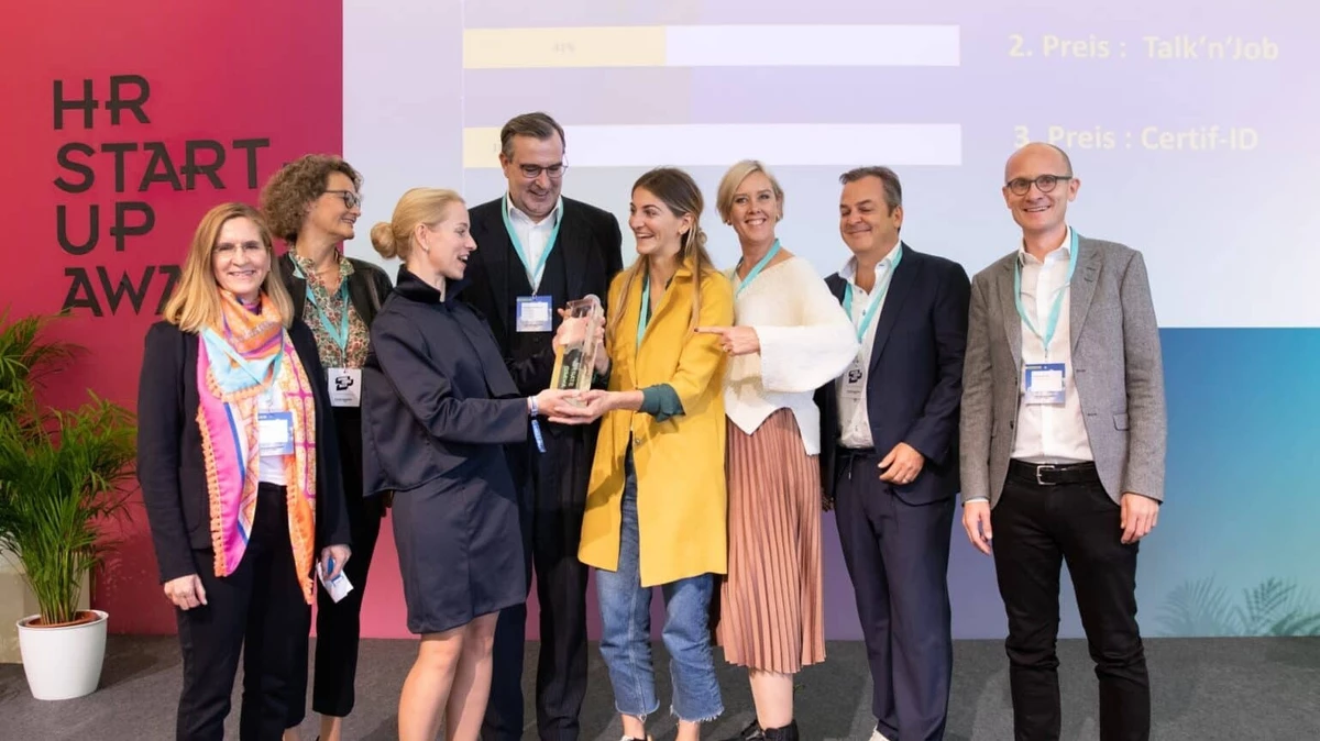 Gründerin Lara nimmt von der Jury des HR Startup-Awards 2022 den Preis für den ersten Platz entgegen.