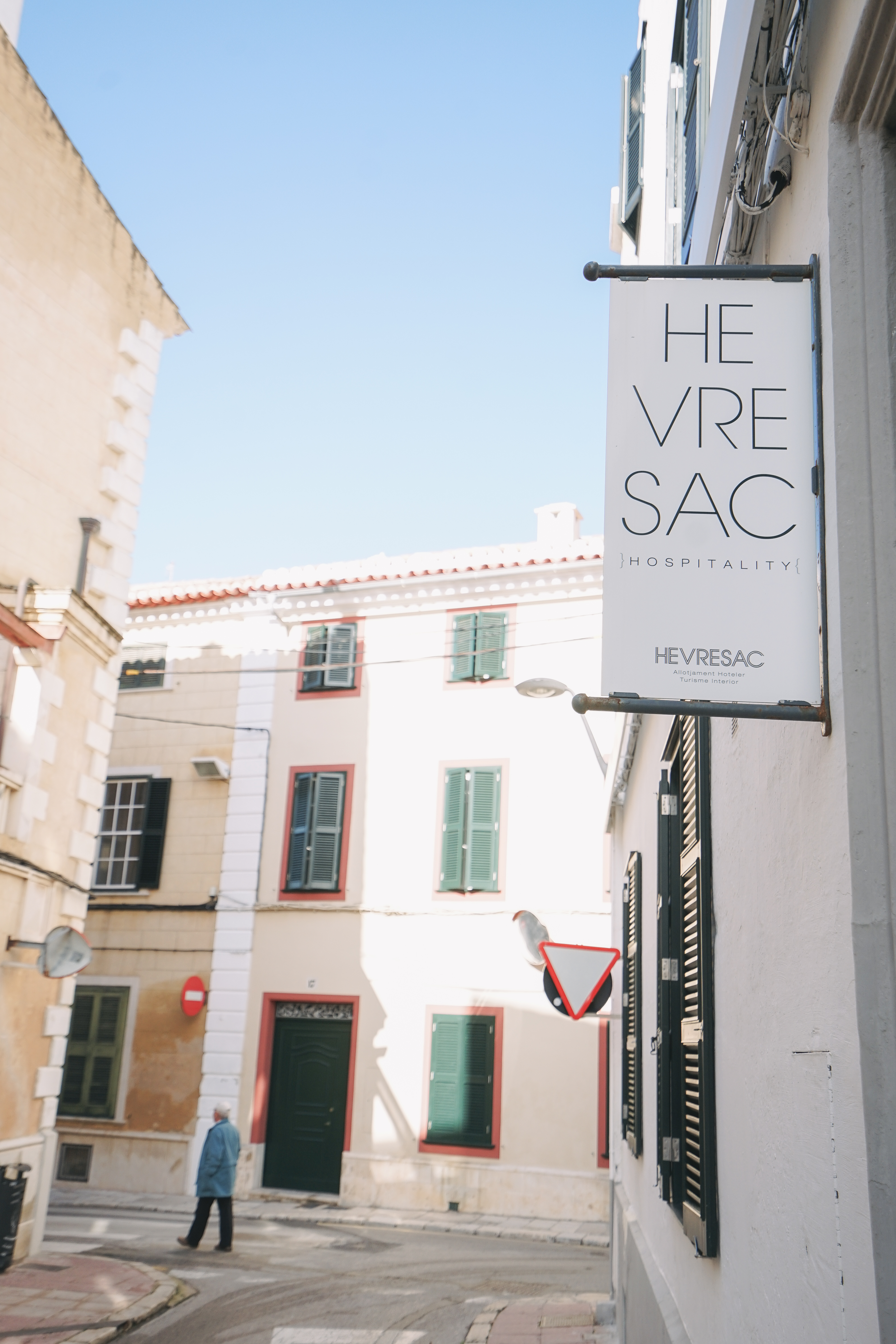 Eine Gasse mit dem Schild des Hotels Hevresac. 