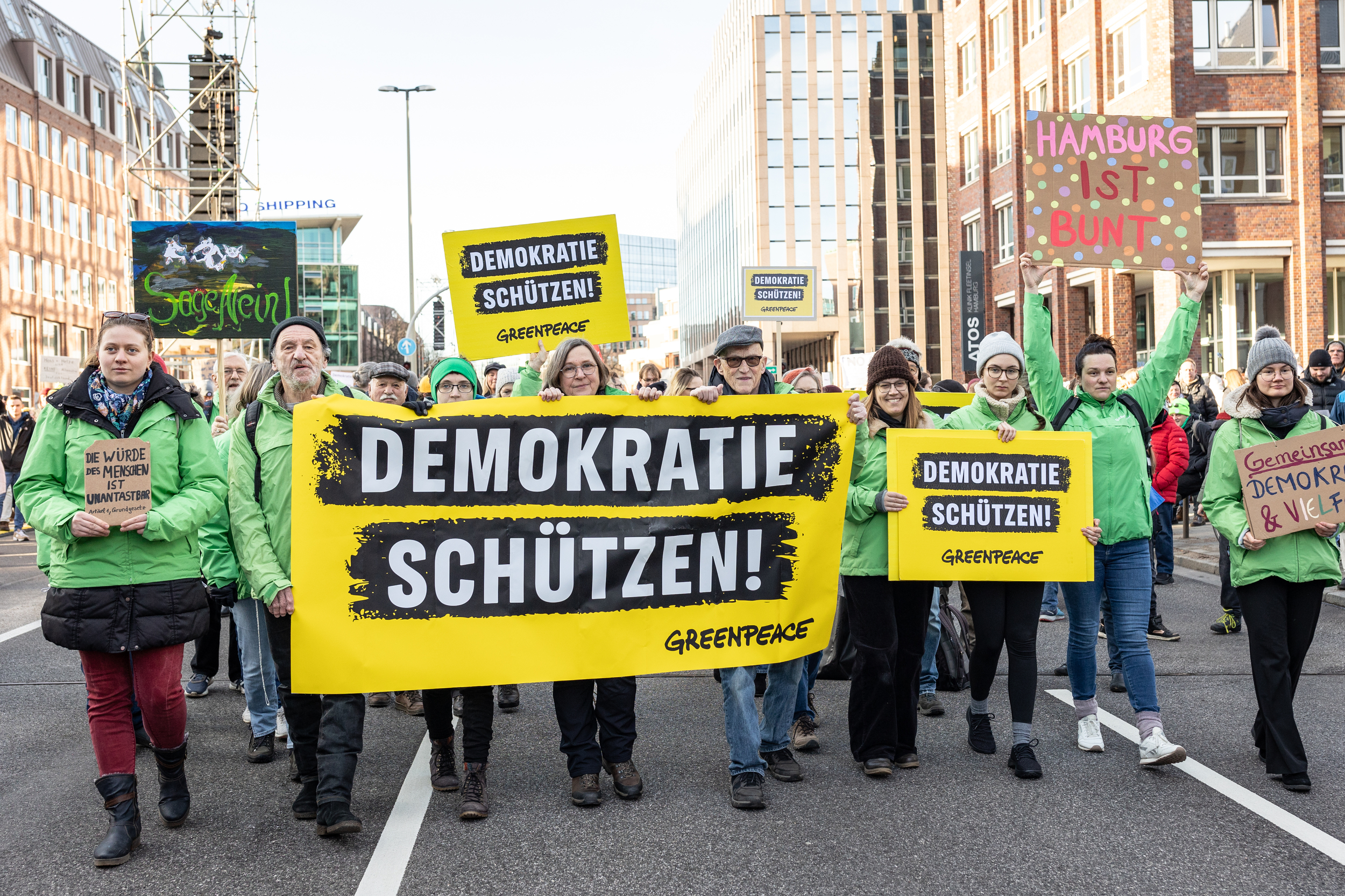 Greenpeace Team auf der Demo gegen Rechts in Hamburg. Ihre Banner tragen die Aufschrift 